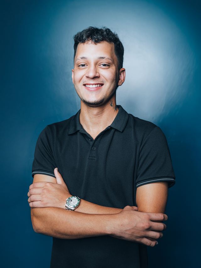 Retrato de Oswaldo Flores, buscador y comprador en subastas de TU Transportation
